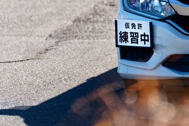 仮免許練習中のプレートは手書きでもOK?サイズや文字規定・作り方を解説 | smart-info