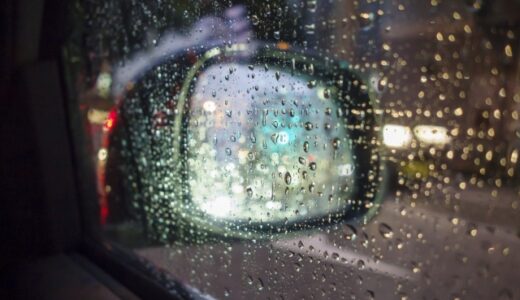 車のサイドガラスが雨で見えないときの対策！親水コートや曇り防止の方法も解説