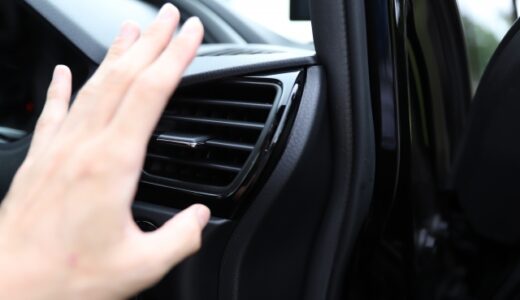 カーエアコンが気温が高いと効かない原因と対処法