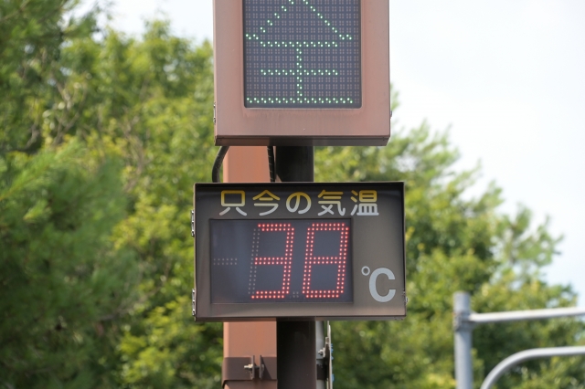 外気温35度でカーエアコンを使うとどうなる？