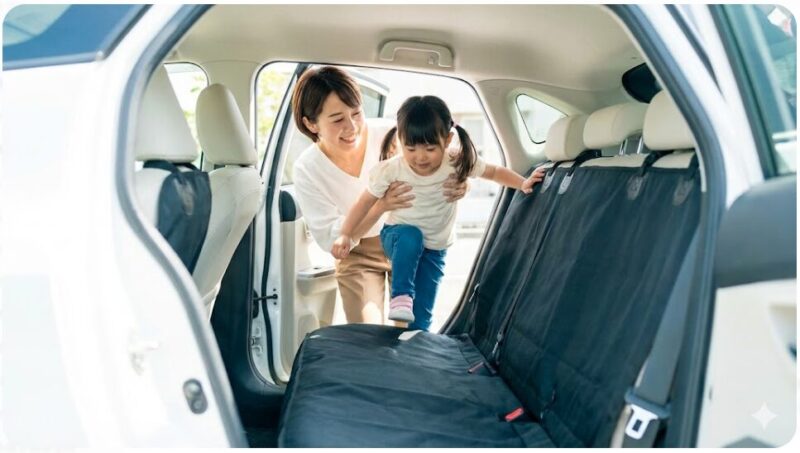 防水シートカバーが装着された清潔な後部座席と、安心して車に乗り込む日本人親子