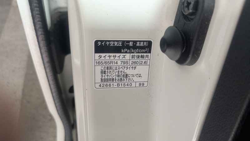 タイヤ空気圧やタイヤサイズの情報が載っているシール